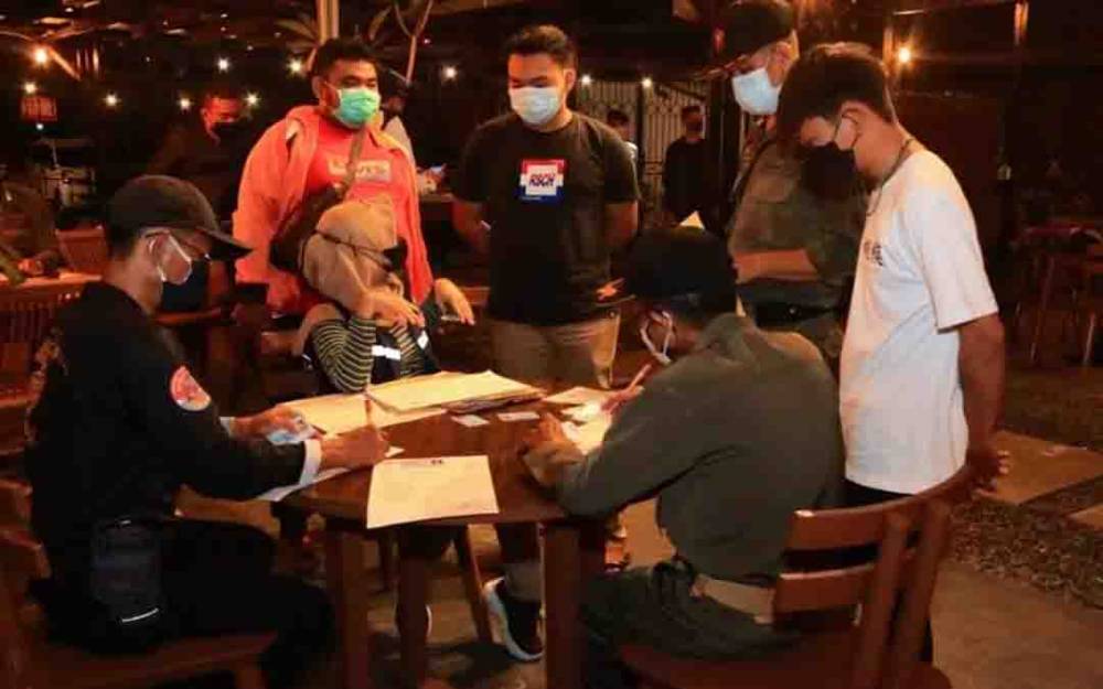 Satgas Covid-19 Palangka Raya saat melakukan patroli dan penindakan masyarakat yang tidak menggunakan masker.