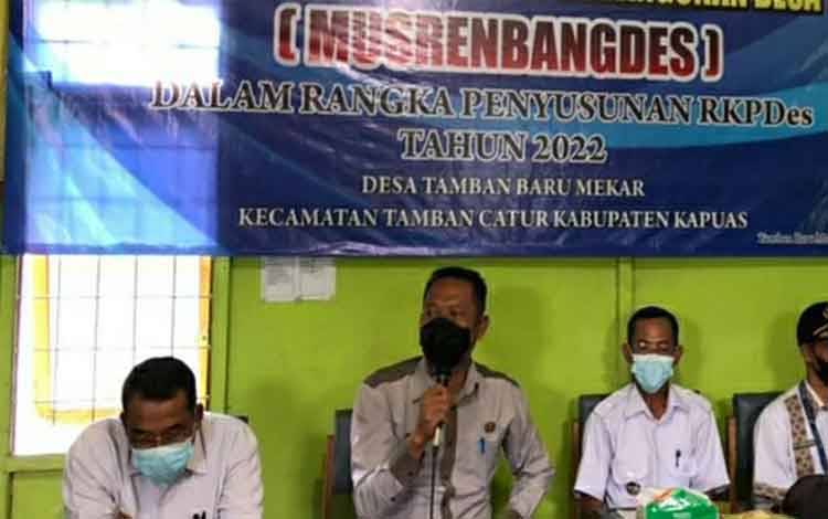 Hadiri MusrenbangDes 2022 Desa Tamban Baru Mekar, Ini Arahan Camat