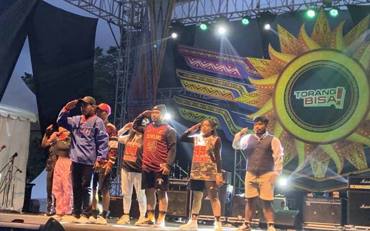 Drama musikal digelar di Festival Kirab Api digelar di Kantor Dinas Otonom Kotaraja Jayapura, Jumat (1/10/2021)