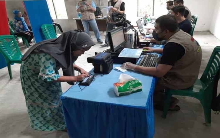 Tim Pemburu Sidik Jari Dinas Dukcapil Kapuas Lakukan Perekaman KTP-El di Tamban Catur