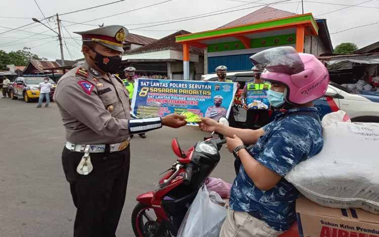 Sambil Bagikan Masker, Satlantas Polres Seruyan Ingatkan Protokol Kesehatan
