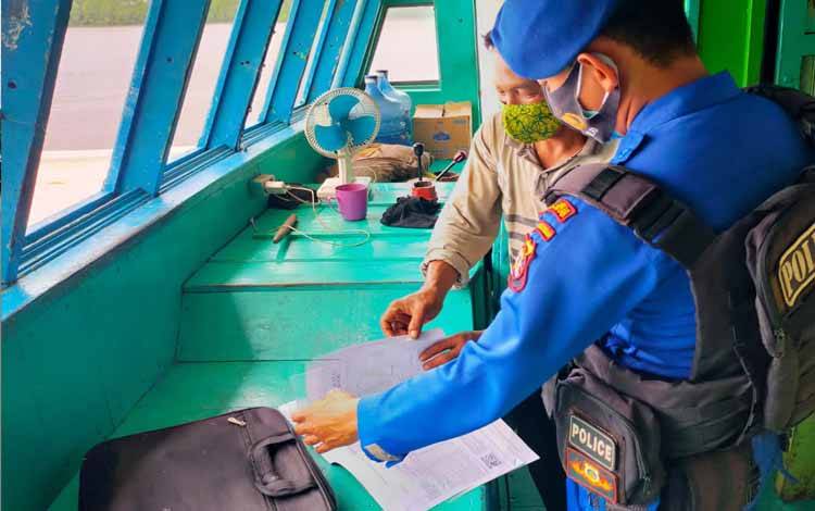 Polairud Polres Seruyan Cek Kelengkapan Dokumen Kapal