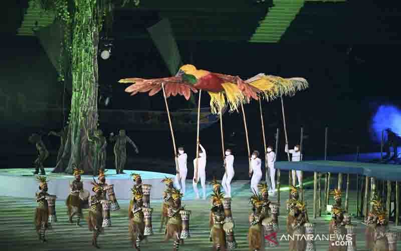Pembukaan PON Papua: Hiasan Kepala Suku Dayak Kalteng dan Kaltim Ramaikan Parade Atlet