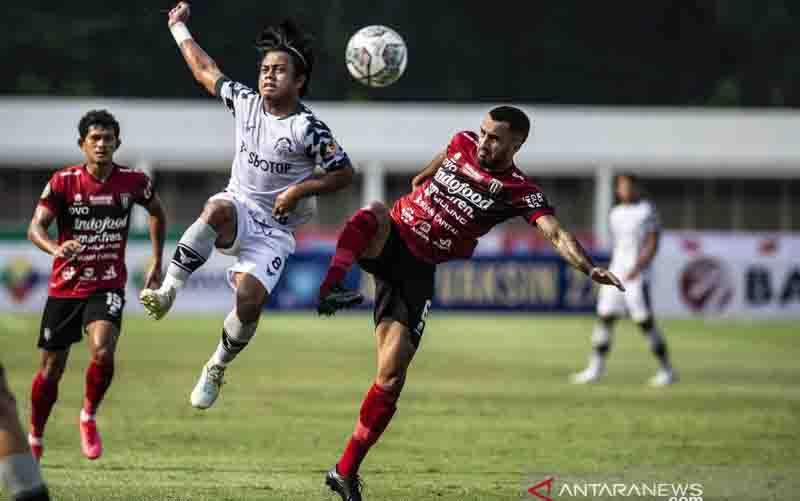 Pesepak bola Persikabo 1973 Andre (kiri) berebut bola dengan pesepak bola Bali United FC Nouri (kanan) pada babak pertama lanjutan Liga 1 2021-2022 di Stadion Madya Gelora Bung Karno, Sabtu (2/10/2021). (foto : ANTARA FOTO/Aprillio Akbar/aww)