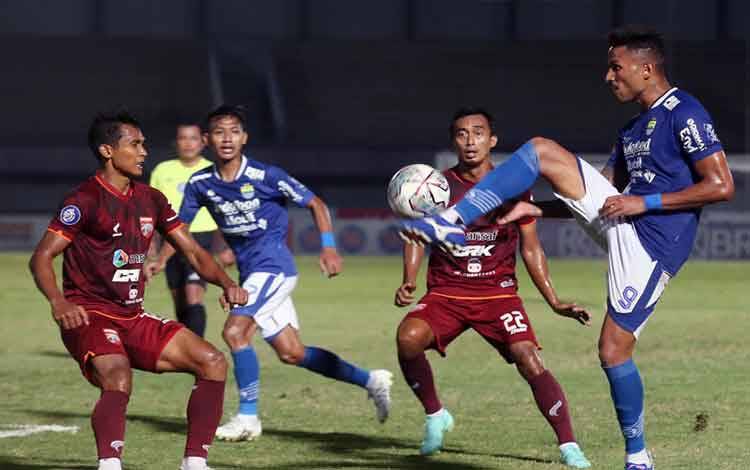 Ilustrasi - Pesepak bola PERSIB Bandung Wander Luiz (kanan) dibayangi pesepak bola Borneo FC menghalau bola pada lanjutan Liga 1 2021-2022 di Stadion Indomilk Arena, Tangerang, Banten, Kamis (23/9/2021). ANTARA FOTO/Muhammad Iqbal/foc. (ANTARA FOTO/MUHAMMAD IQBAL)