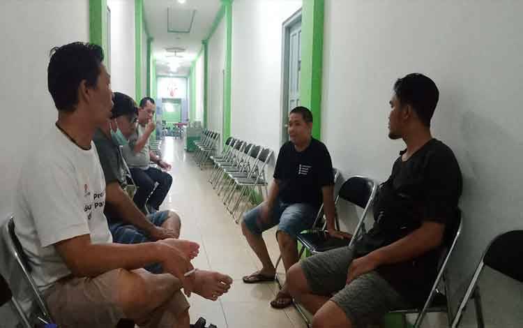 Ketua PWI Barito Utara, Herman bersama anggota saat berbincang dengan anggota PWI Barito Timur.