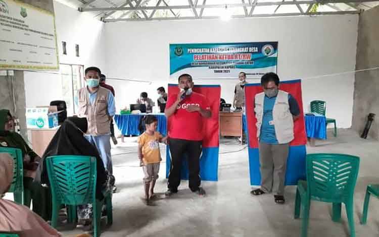 Legislator Kapuas Apresiasi Tim Pemburu Sidik Jari Dukcapil Lakukan Perekaman KTP-El ke Desa