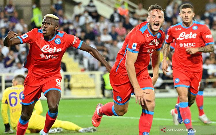 Bek Napoli Amir Rrahmani (kanan) melakukan selebrasi usai cetak gol dalam pertandingan Serie A lawan Fiorentina di Artemio-Franchi pada 3 Oktober 2021. ANTARA/AFP/ALBERTO PIZZOLI