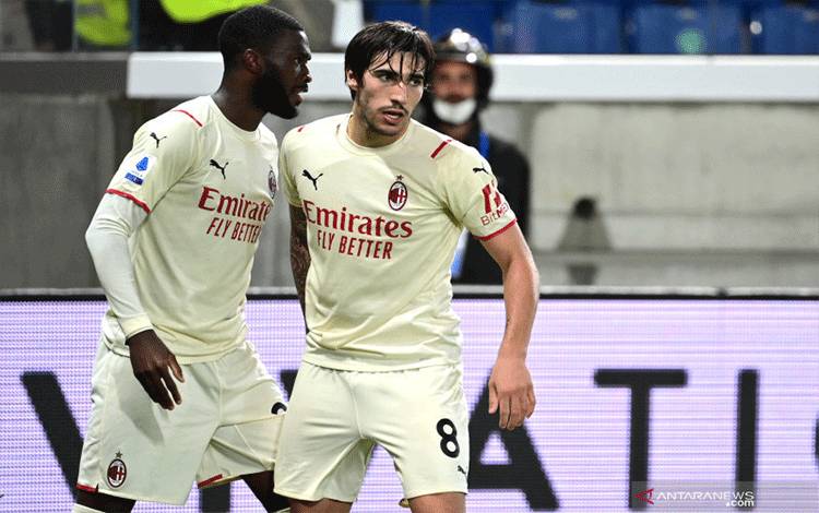 Selebrasi Sandro Tonali usai cetak gol kedua AC Milan dalam pertandingan Serie A lawan Atalanta di Gewiss Stadium pada 4 Oktober 2021. ANTARA/AFP/MIGUEL MEDINA