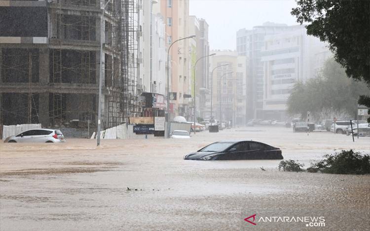 Sejumlah mobil ditinggalkan di jalanan banjir saat Siklon Shaheen melanda Muscat, Oman, Minggu (3/10/2021). ANTARA FOTO/REUTERS/Sultan Al Hassani/HP/djo