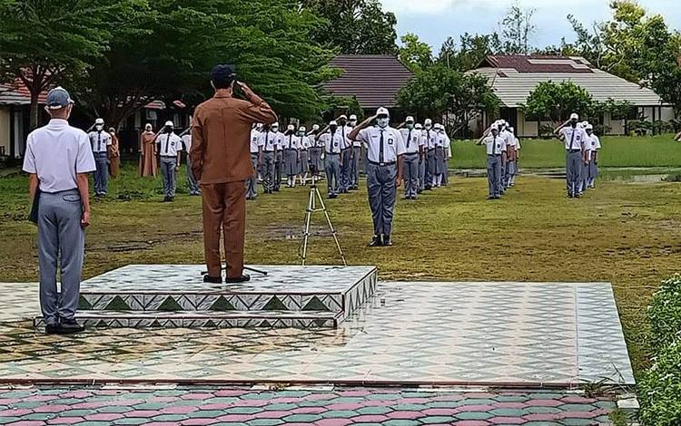 Upacara luring pertama SMAN 5 Palangka Raya di masa pandemi Covid-19.