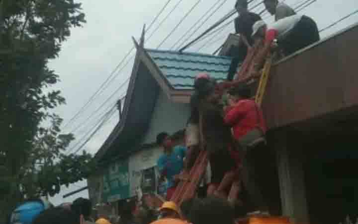 Seorang Tukang di Sampit Kesetrum saat Perbaiki Atap Toko Bangunan