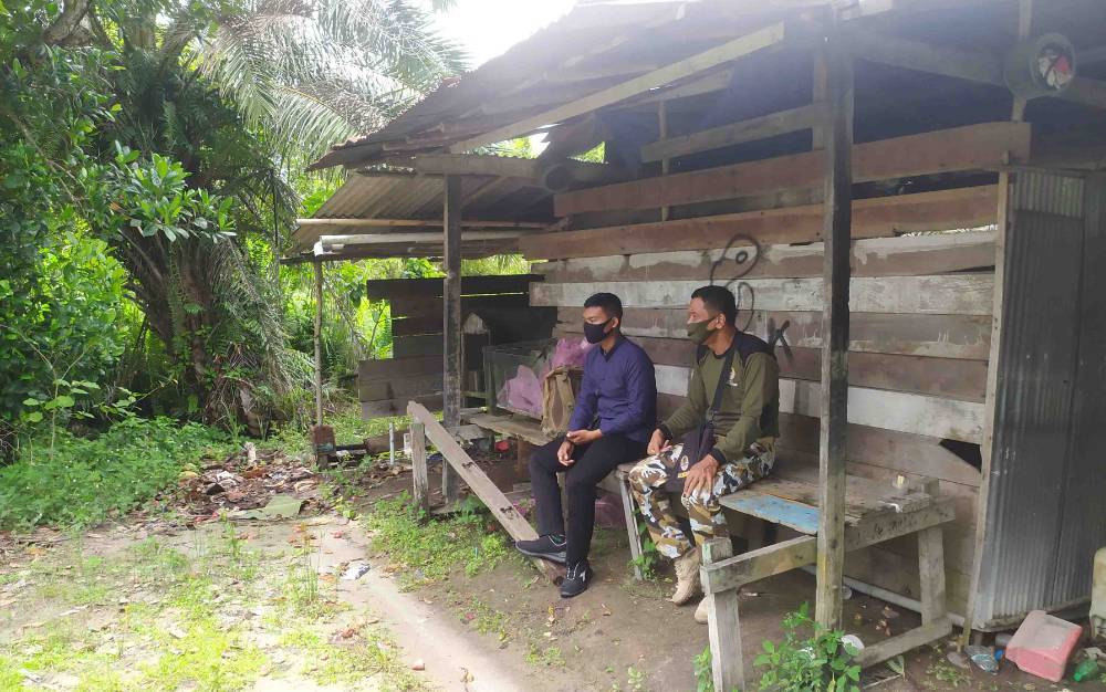 Komandan BKSDA Pos Jaga Sampit, Muriansyah berbincang dengan warga di lokasi kemunculan beruang, di Jalan Pramuka, Kotawaringin Timur.
