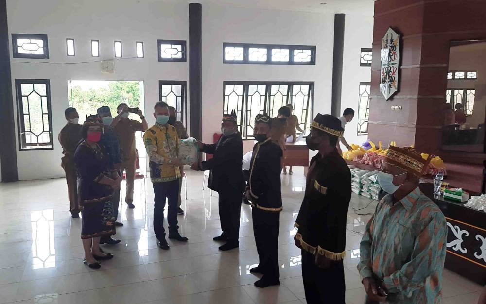 DAD Salurkan Bantuan kepada Tokoh Adat dan Lansia di Gunung Mas