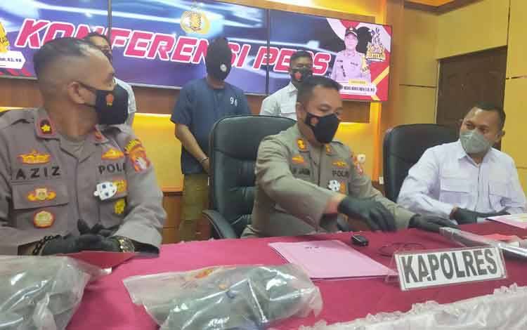 Kapolres Kotim AKBP Abdoel Harris Jakin didampingi Waka Polres Kompol Abdul Aziz dan Kasat Reskrim AKP Gede Bagus Atmaja saat ekspos kasus curas