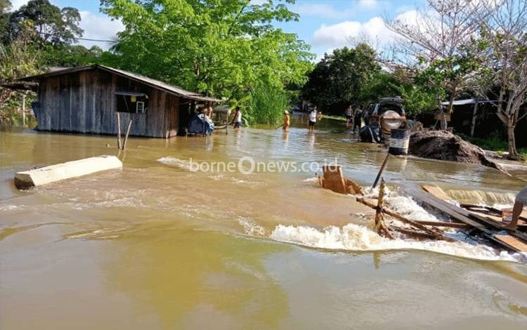 orong-gorong di Desa Manduing Taheta jebol akibat diterjang banjir, Selasa,? 5 Oktober 2021.