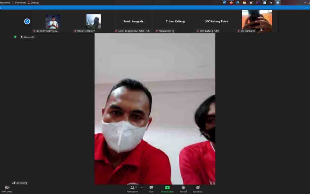 Pelatih Kalteng Putra, Edi Sibung saat zoom meeting, Selasa, 5 Oktober 2021.