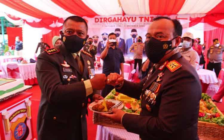 Kapolda Kalteng Beri Kejutan kepada Danrem di HUT TNI ke 76