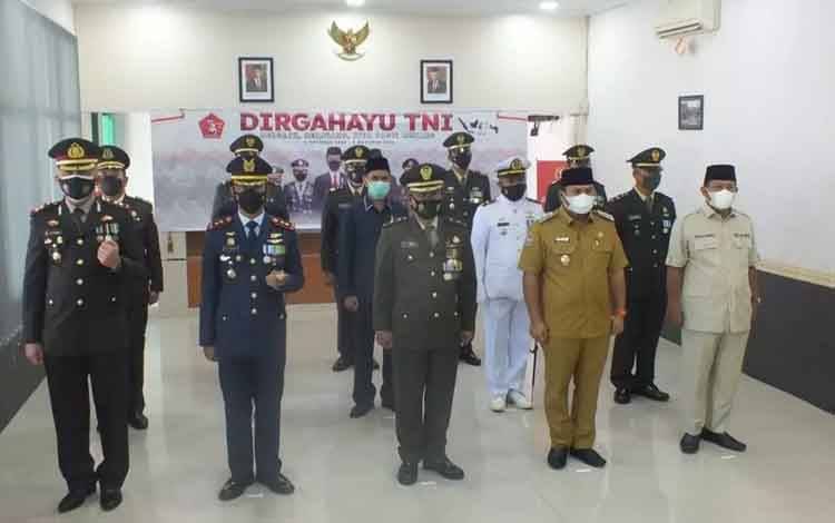 Kasdim Pangkalan Bun Bersama Forkopimda Kobar Ikuti Upacara HUT TNI ke 76 Secara Virtual