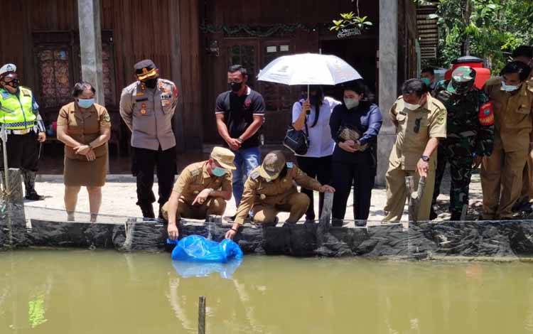 Bupati Gunung Mas Tabur Benih Ikan di Desa Hurung Bunut
