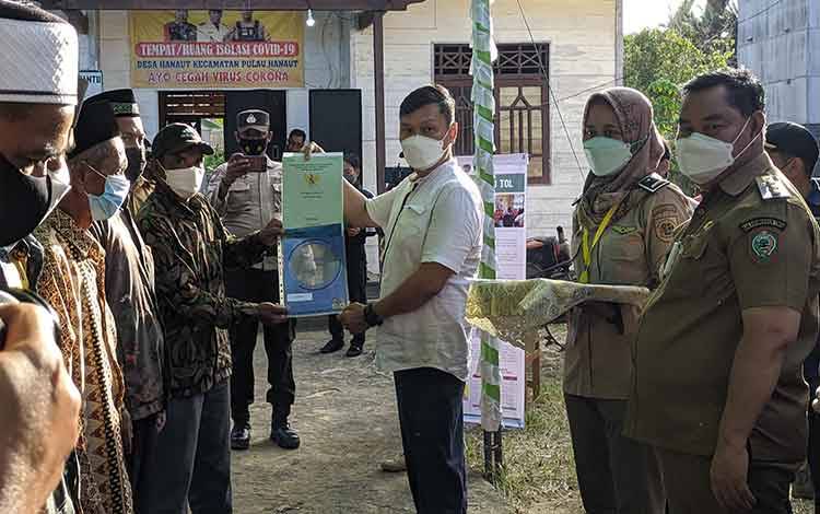 Wamen ATR/BPN Bagikan 112 Sertifikat Tanah di Desa Hanaut?