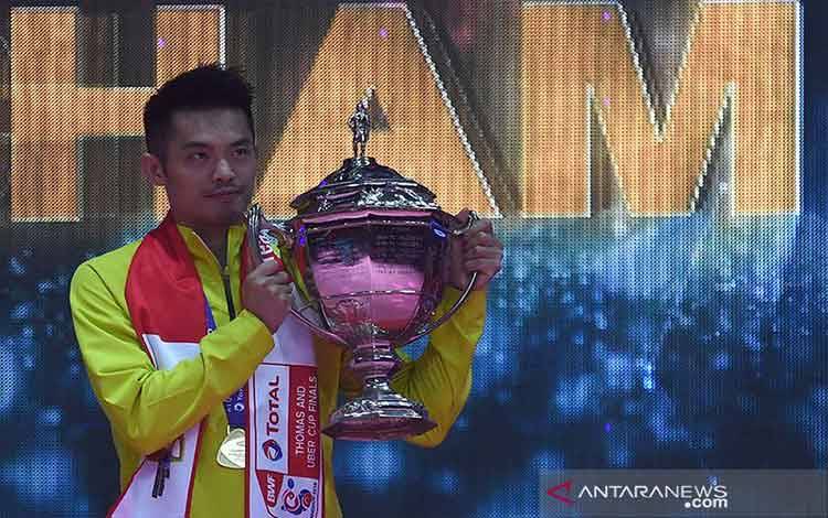 Ilustrasi - Pebulu tangkis tunggal putra Cina Lin Dan berpose dengan Piala Thomas usai pertandingan babak final melawan Tim Thomas Jepang di Impact Arena, Bangkok, Thailand, Minggu (27/5/2018). ANTARA FOTO/Puspa Perwitasari/aww.