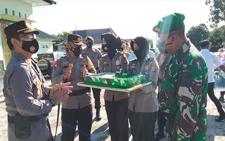 Kapolres Katingan Beri Kejutan Pabung di Hari Jadi ke-76 TNI