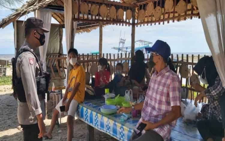 Polsek Pantai Lunci Bersama Warga Patroli di Kawasan Wisata Ingatkan Prokes