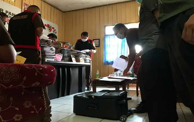 Kejaksaan Geledah Kantor KPU Kapuas