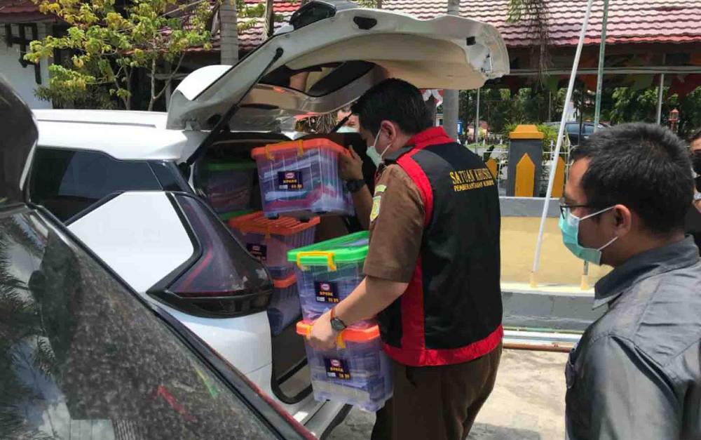 Penyidik Kejari Bawa Sejumlah Boks dan Koper Berisi Dokumen Usai Geledah KPU Kapuas