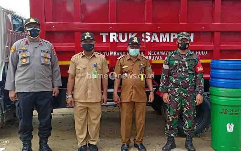 Camat Seruyan Hulu, Malikul bersama unsur Muspika dan Kepala Desa Tumbang Manjul, saat lanching program Manjul Bersih dan Sehat