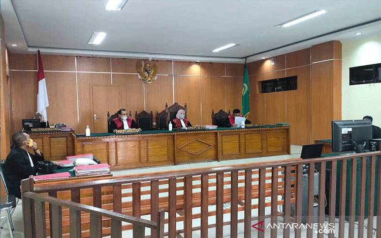 Majelis hakim membacakan putusannya terhadap empat terdakwa narkoba, di Pengadilan Negeri Idi, Aceh Timur, Rabu (6/10/2021). ANTARA/Hayaturrahmah