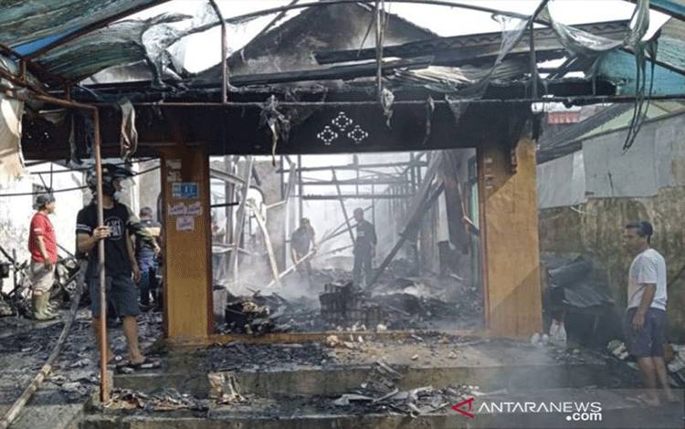 Kondisi salah satu rumah warga yang hangus dilalap si jago merah, Rabu (6/10/2021). ANTARA/ragil darmawan