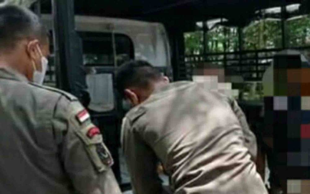 Satpol PP dan Damkar Kapuas Amankan 4 Remaja Ngelem di Taman