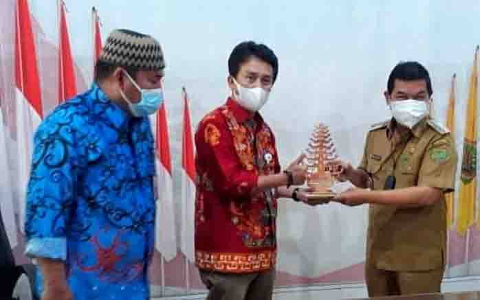 Bupati Barito Timur, Ampera AY Mebas menerima kunjungan Plt Kapala Stasiun TVRI Kalteng Yuliyus Andriansyah
