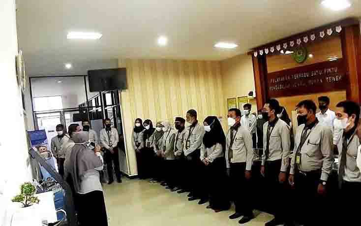 Kasubag Umum dan Keuangan Pengadilan Agama Muara Teweh Kabupaten Barito Utara, Yuli Lestari saat Briefing Morning yang diikuti oleh seluruh Pimpinan dan Pegawai Pengadilan Agama Muara Teweh