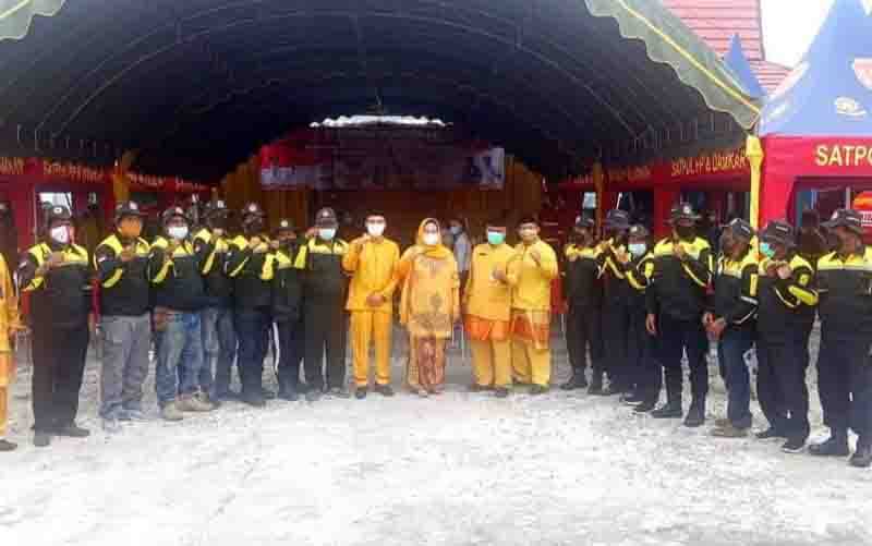 Bupati Kobar, Nurhidayah didampingi Kasatpol PP dan Damkar Kobar foto bersama Balakar