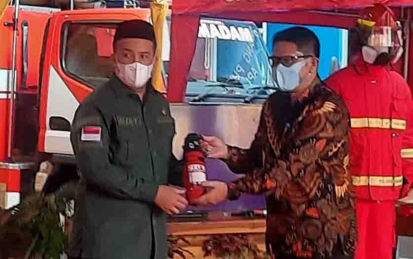Ketua Komisi A DPRD Kobar Rizky Aditia Putra (kiri) saat menerima simbolis bantuan alat pemadam kebakaran