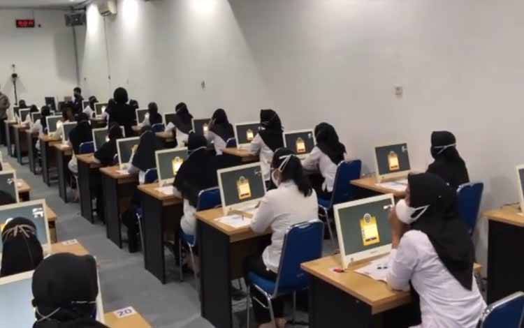 Peserta Tes SKD berada diruanh CAT BKPP Kobar