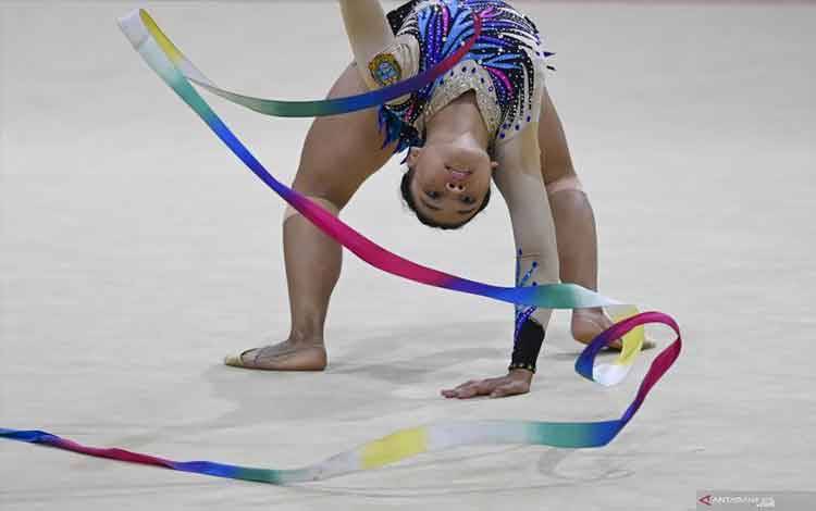 Pesenam Sumatera Utara Tata Miranda Putri beraksi dalam nomor pita senam ritmik final perorangan serba bisa putri PON Papua di Istora Papua Bangkit, Kampung Harapan, Kabupaten Jayapura, Papua, Kamis (7/10/2021). ANTARA FOTO/M Risyal Hidayat/wsj. (ANTARA FOTO/M RISYAL HIDAYAT)