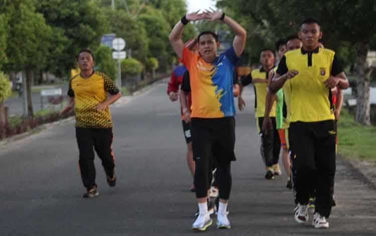 Kapolres Seruyan Ajak Anggota Jaga Kebugaran Tubuh dengan Berolahraga