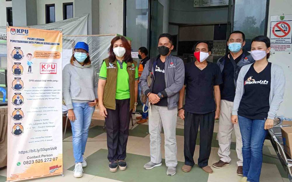 Ketua Divisi Perencanaan Data dan Informasi KPU Barito Timur, Anugrahadi bersama Direktur RSUD Tamiang Layang, Vinny Safari di Posko PDPB.