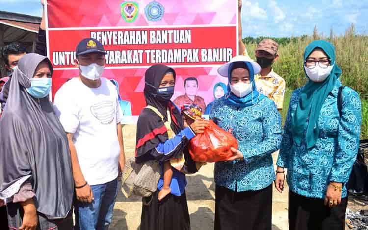 Ketua TP PKK Seruyan Sambangi Warga Tanggul Harapan