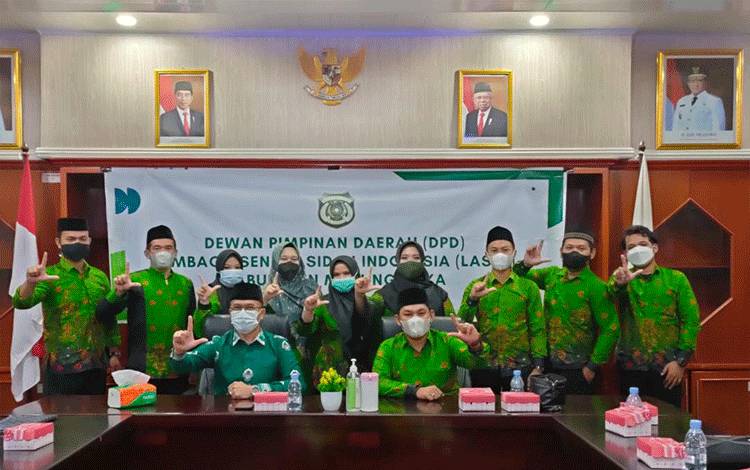Sekda Mura, Hermon bersama Wakil Ketua DPRD Rahmanto Muhidin dengan tamu undangan foto bersama usai mengikuti pembukaan Festival Lasqi tingkat Provinsi Kalteng secara virtual.