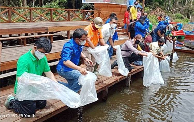 Dinas Perikanan Barito Timur Tebar 60 Ribu Benih Ikan di 2 Lokasi