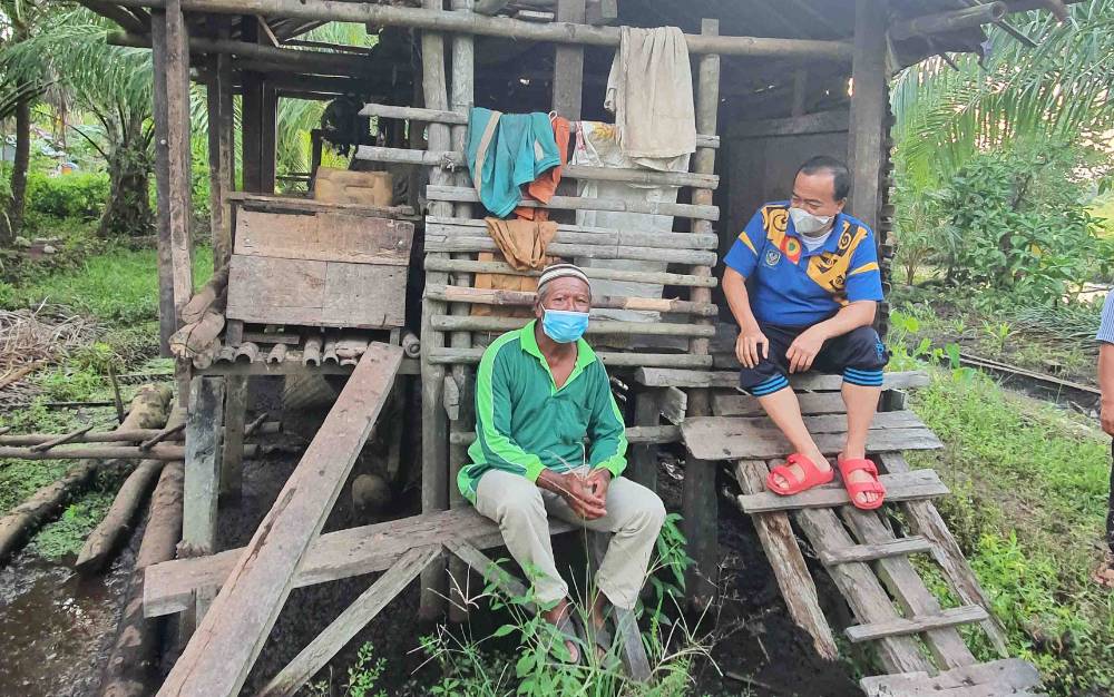 Pria di Seruyan ini Tinggal di Pondok yang Menyatu dengan Kandang Ayam