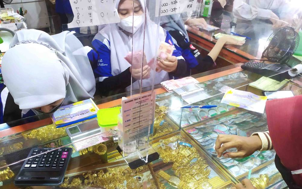 Suasana jual beli di salah satu toko emas Pusat Perbelanjaan Mentaya Sampit