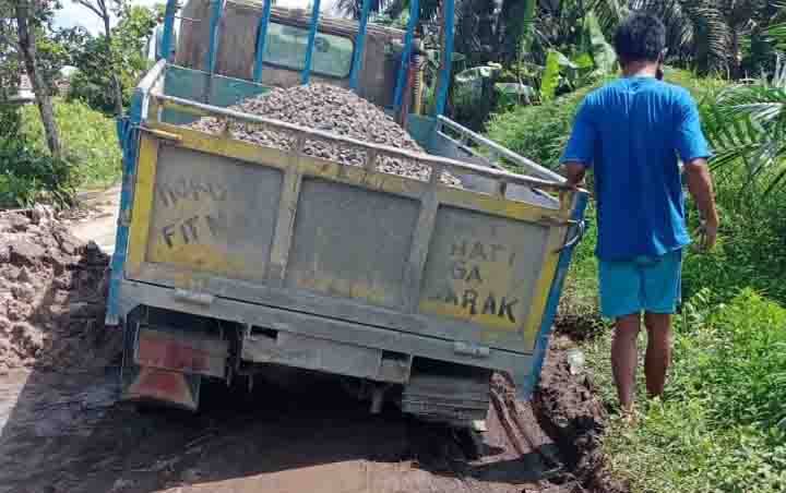 Kondisi Jalan Walter Condrad yang alami kerusakan parah