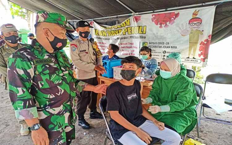 Ratusan Pelajar dan Masyarakat Petuk Ketimpun Ikuti Vaksinasi COVID-19