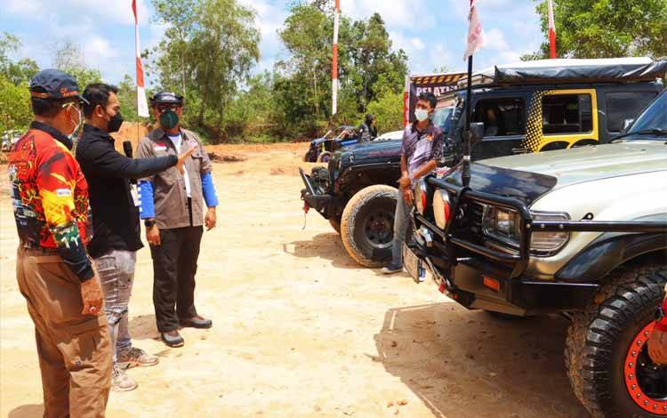 Kapolda Kalteng Irjen Dedi Prasetyo, berbincang kepada trainer di lokasi praktek Offroading di kawasan Bukit Batu